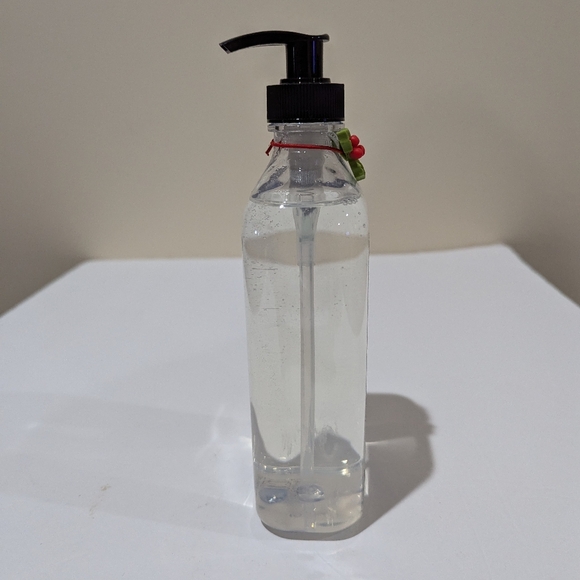 NEW Home & Body Co. Holly Berry Scented Hand Soap. Size 17 Oz. Christmas Theme - Picture 5 of 5